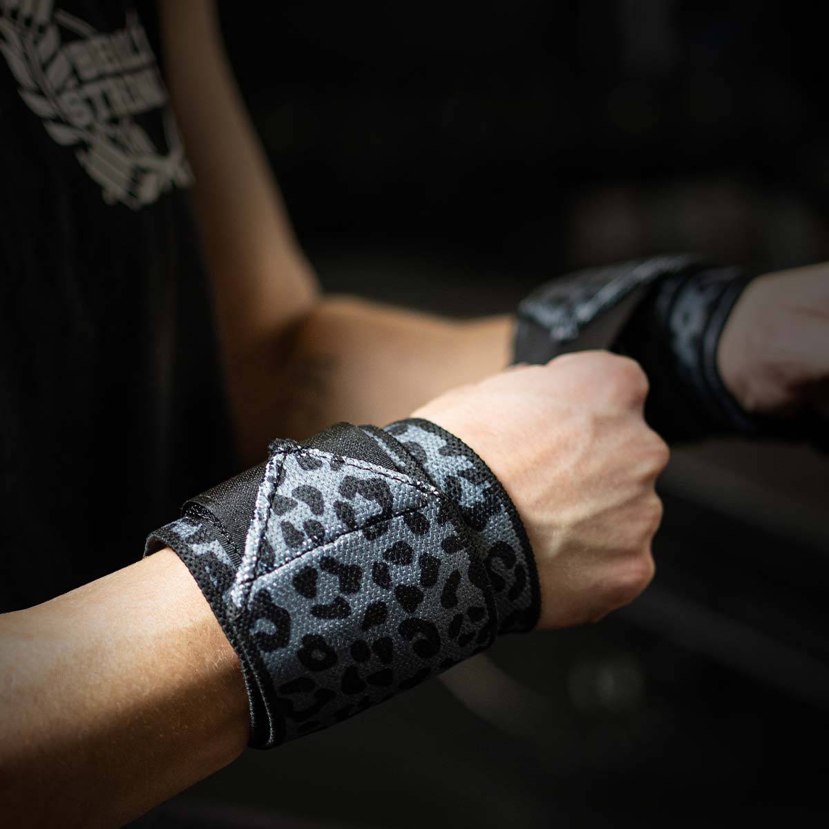 strength-shop-handgelenkbandagen-fest-dark-leo-ipf-bvdk-60-cm-90-cm image 5