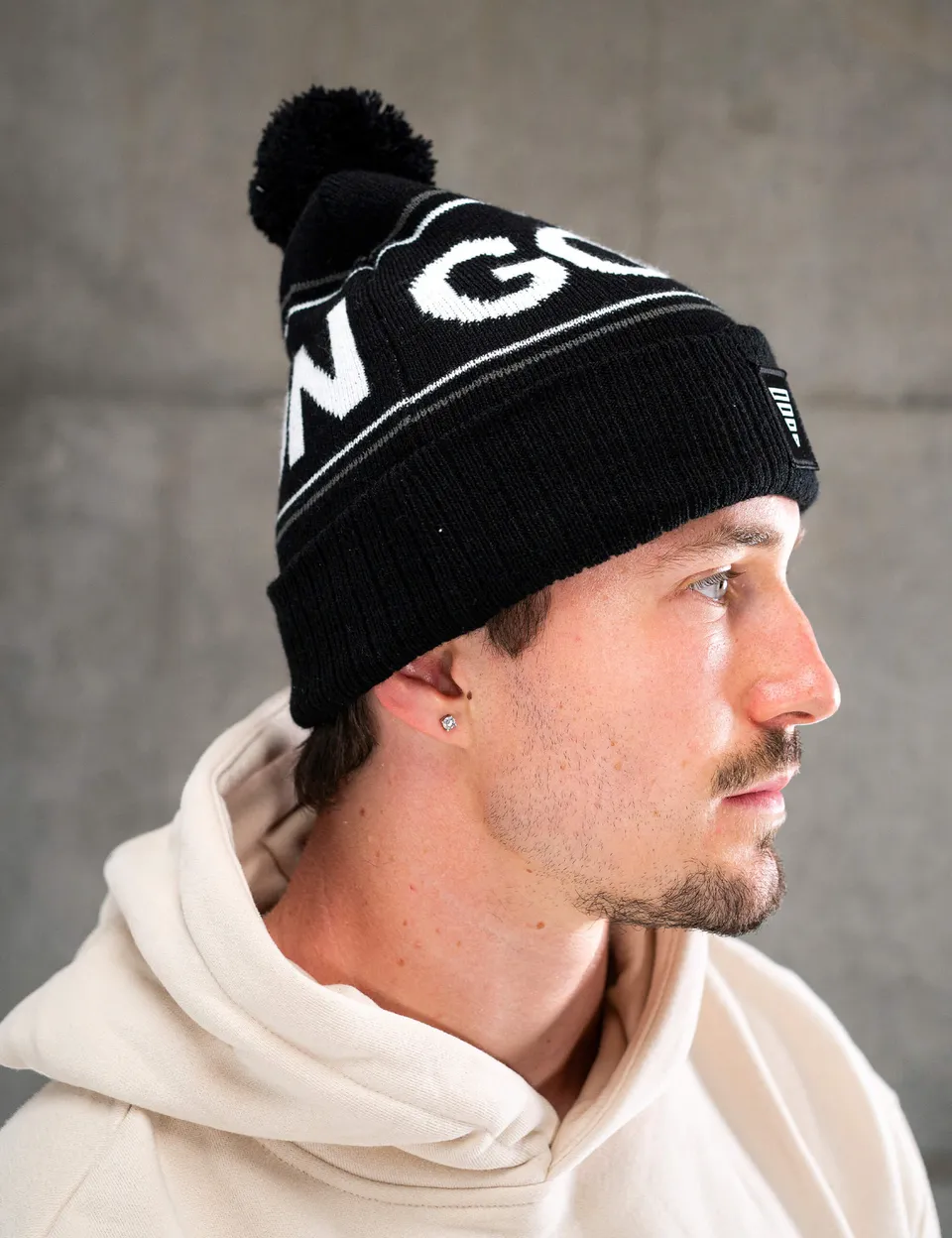 gornation-classic-pom-beanie-schwarzes-beanie-mit-bommel image 1