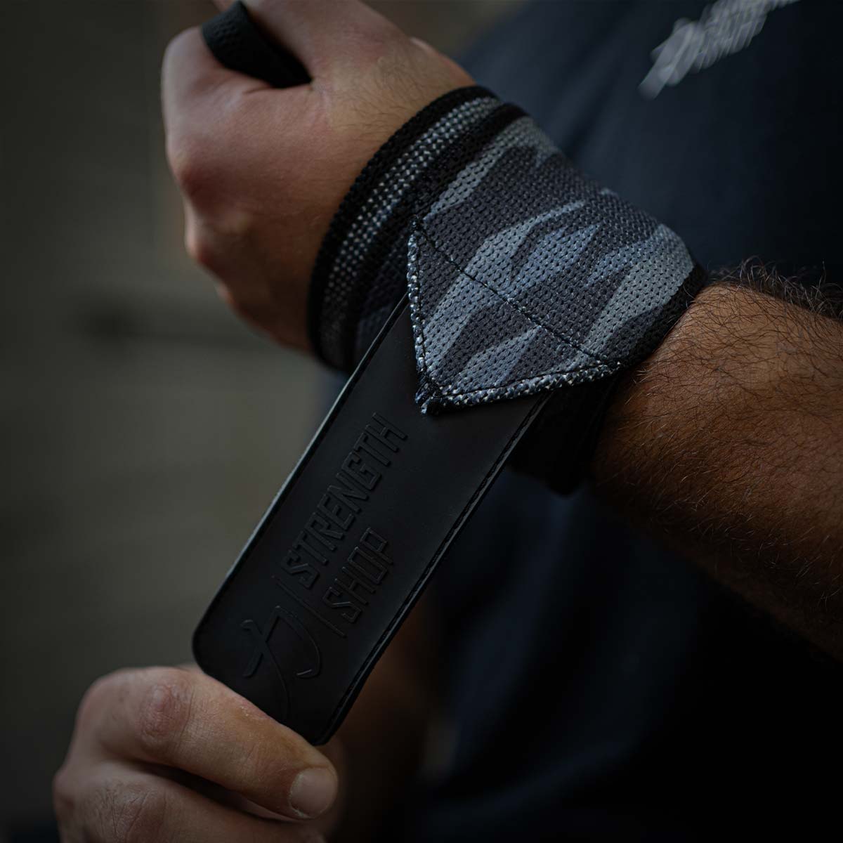 strength-shop-handgelenkbandagen-mittelfest-dark-camo-ipf-1-paar image 6