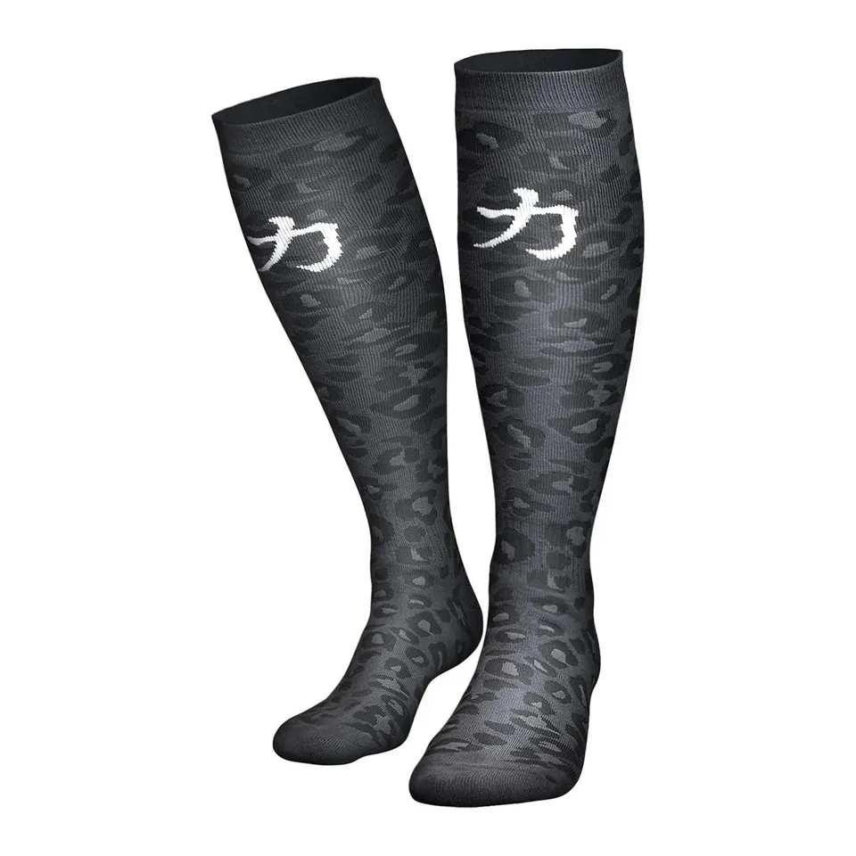 strength-shop-dark-leo-kreuzheberstr-mpfe-kniehohe-deadlift-socken image 1