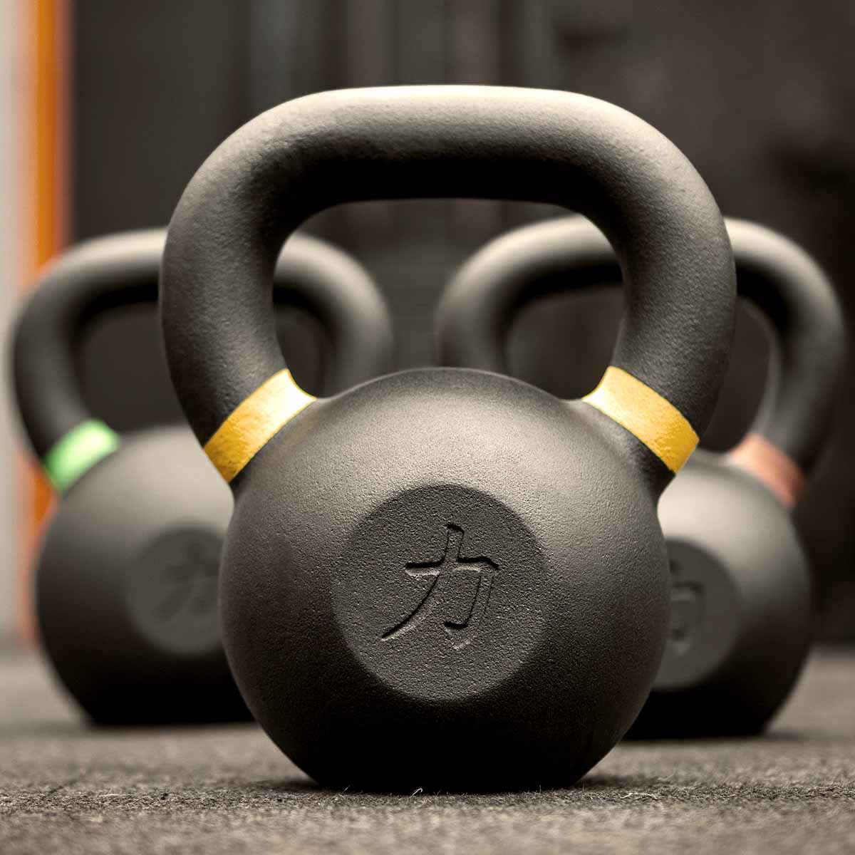 strength-shop-gusseiserne-kettlebell-pulverbeschichtet-4-64kg image 5