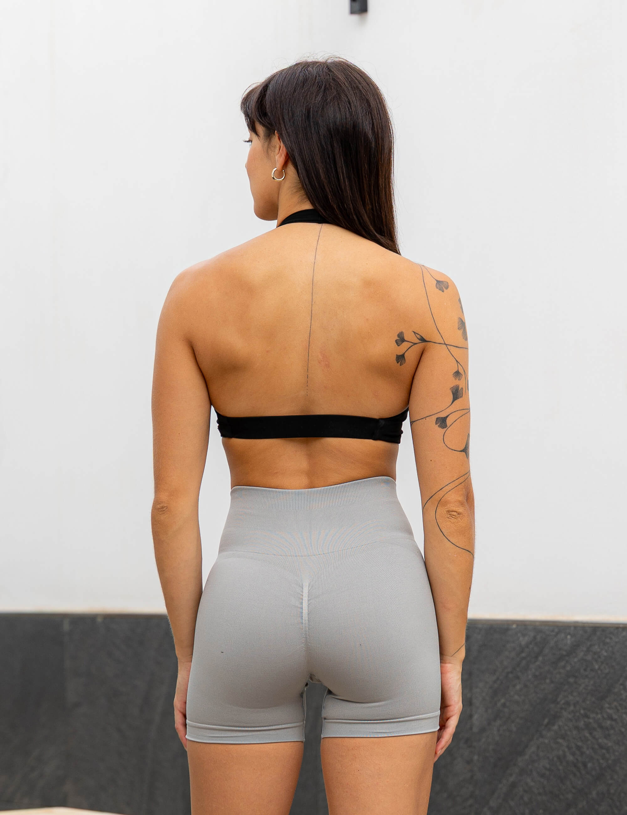 gornation-essential-neckholder-sport-bh-r-ckenfreier-damen-sport-bh-mit-twisted- image 2