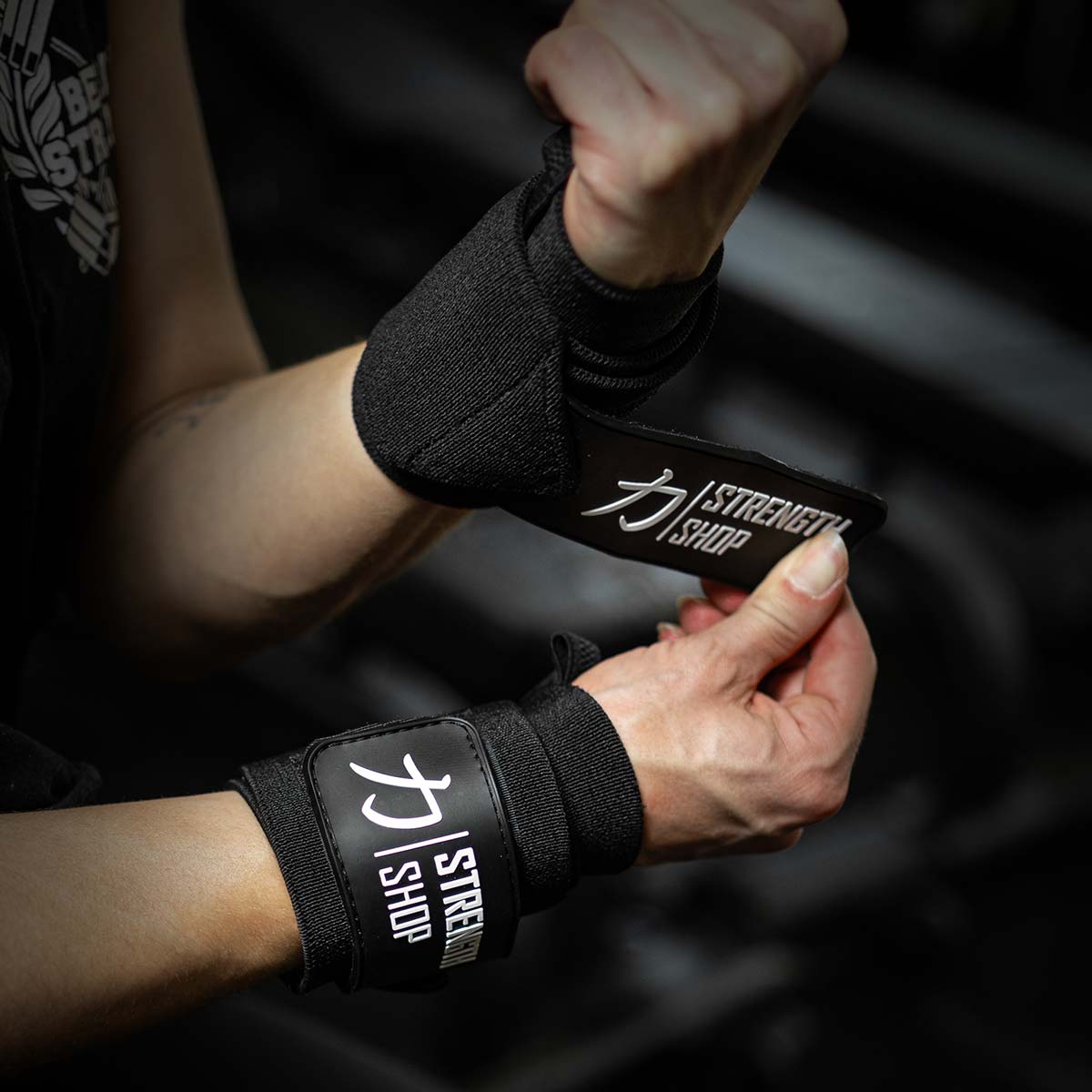 strength-shop-handgelenkbandagen-mittelfest-30cm-60cm-schwarz-paar-ipf-bvdk-stan image 6