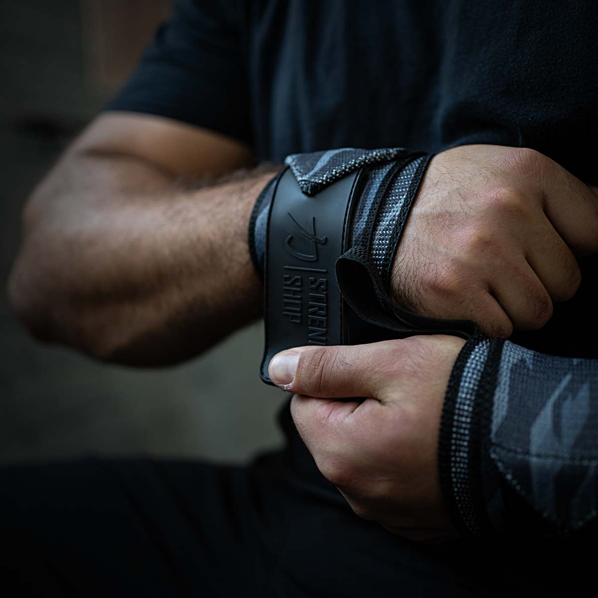 strength-shop-handgelenkbandagen-fest-dark-camo-ipf-bvdk-standard image 6