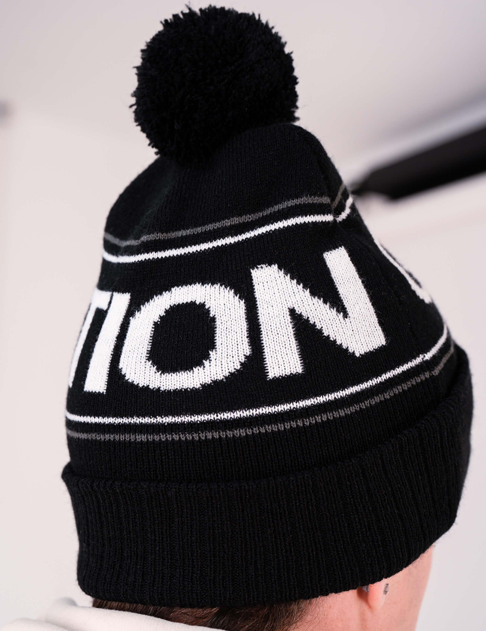 gornation-classic-pom-beanie-schwarzes-beanie-mit-bommel image 4