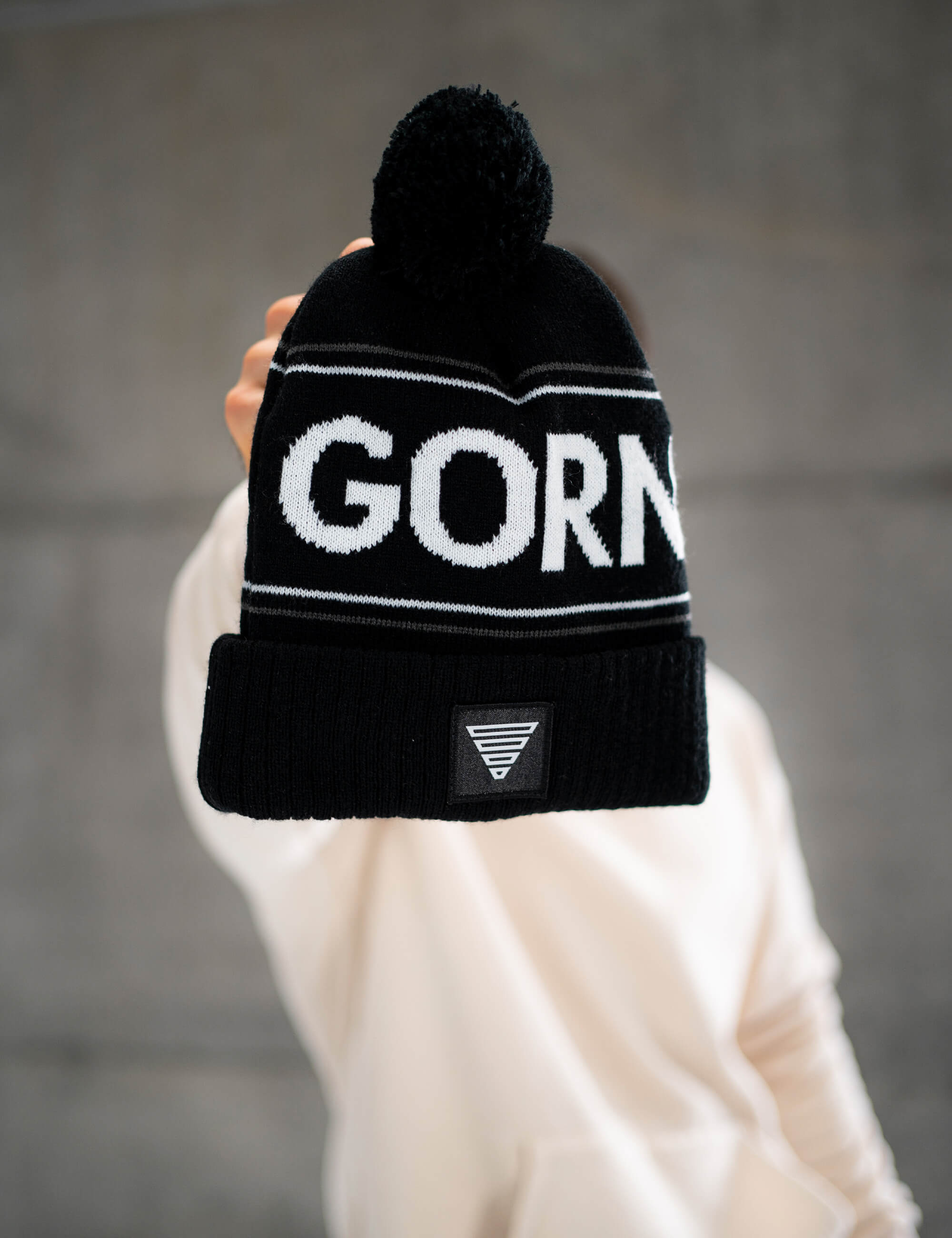 gornation-classic-pom-beanie-schwarzes-beanie-mit-bommel image 6
