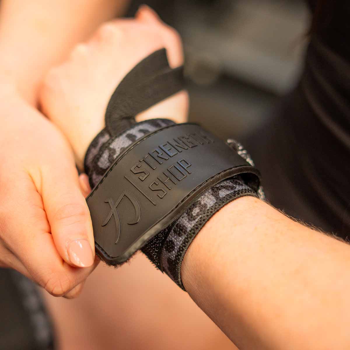 strength-shop-handgelenkbandagen-leicht-dark-leo-1-paar-ipf-zertifiziert image 8