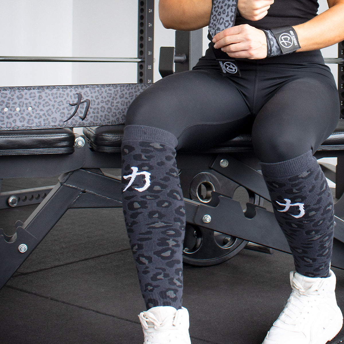 strength-shop-dark-leo-kreuzheberstr-mpfe-kniehohe-deadlift-socken image 3