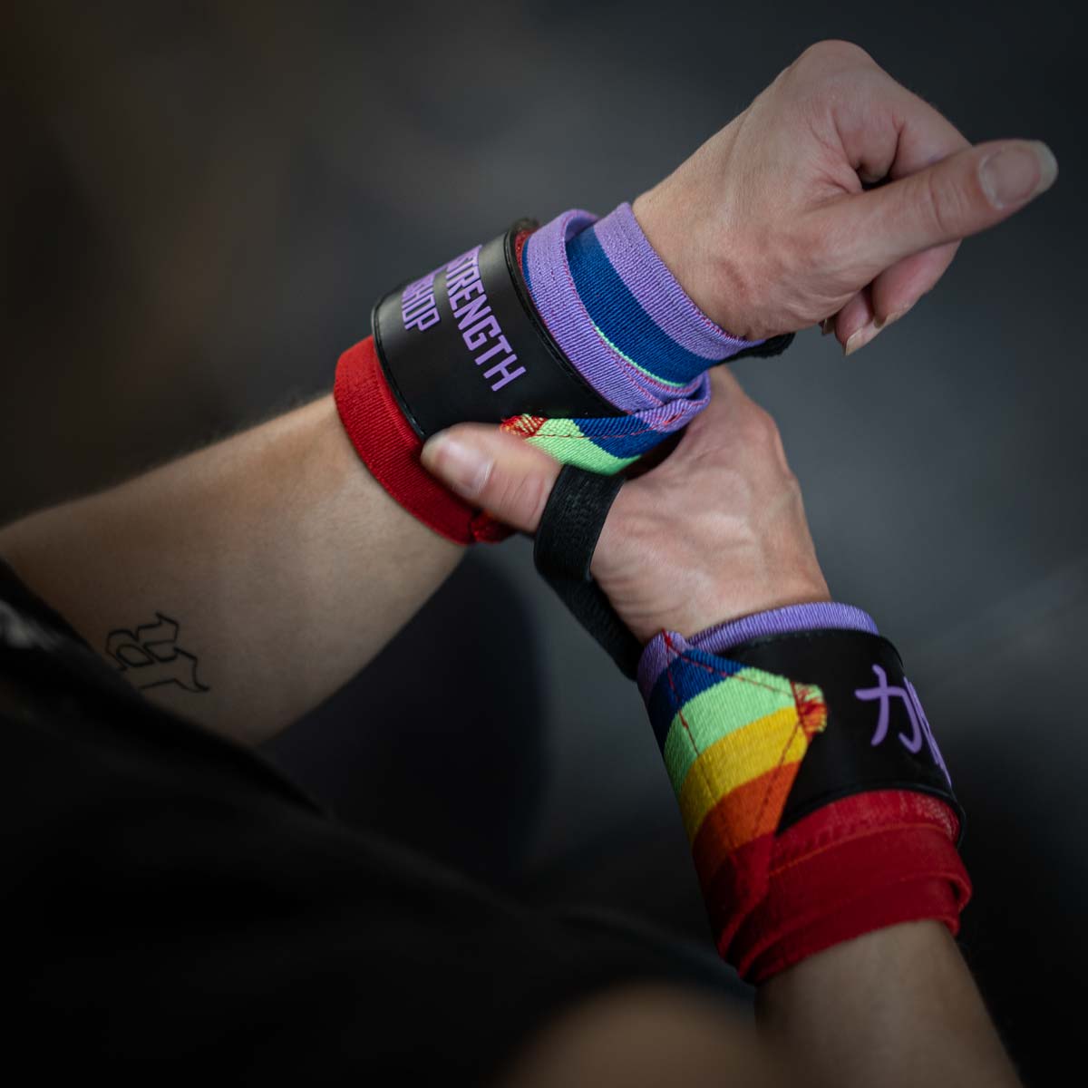 strength-shop-handgelenkbandagen-mittelfest-regenbogenprint-ipf-bvdk-standard-pa image 6