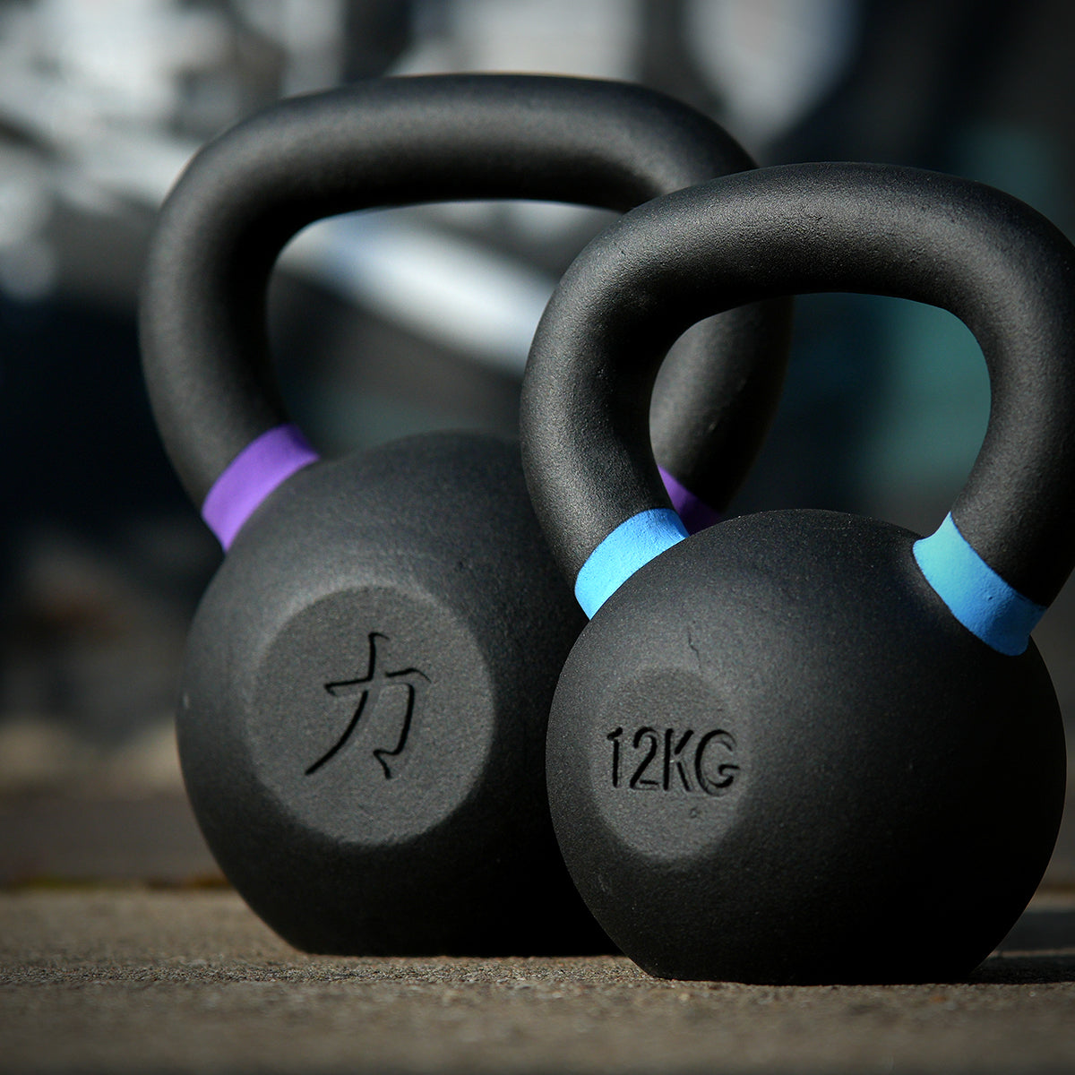 strength-shop-gusseiserne-kettlebell-pulverbeschichtet-4-64kg image 3